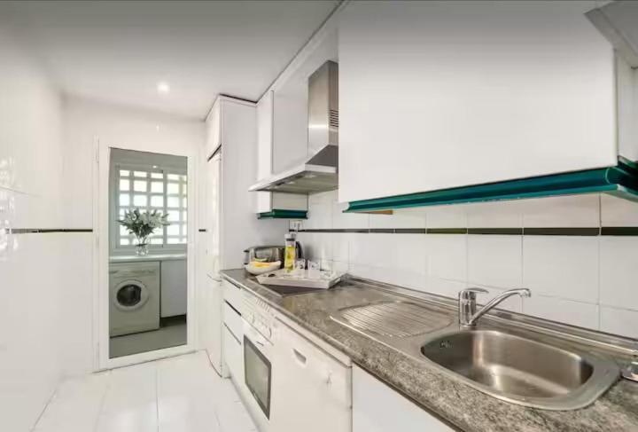 C127 Luxurious Designer Walk To Puerto Banus Appartement Marbella
