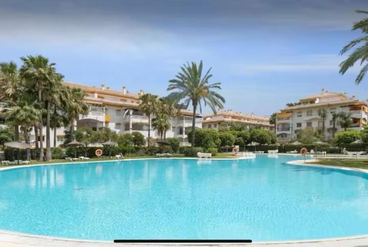 C127 Luxurious Designer Walk To Puerto Banus Appartement Marbella